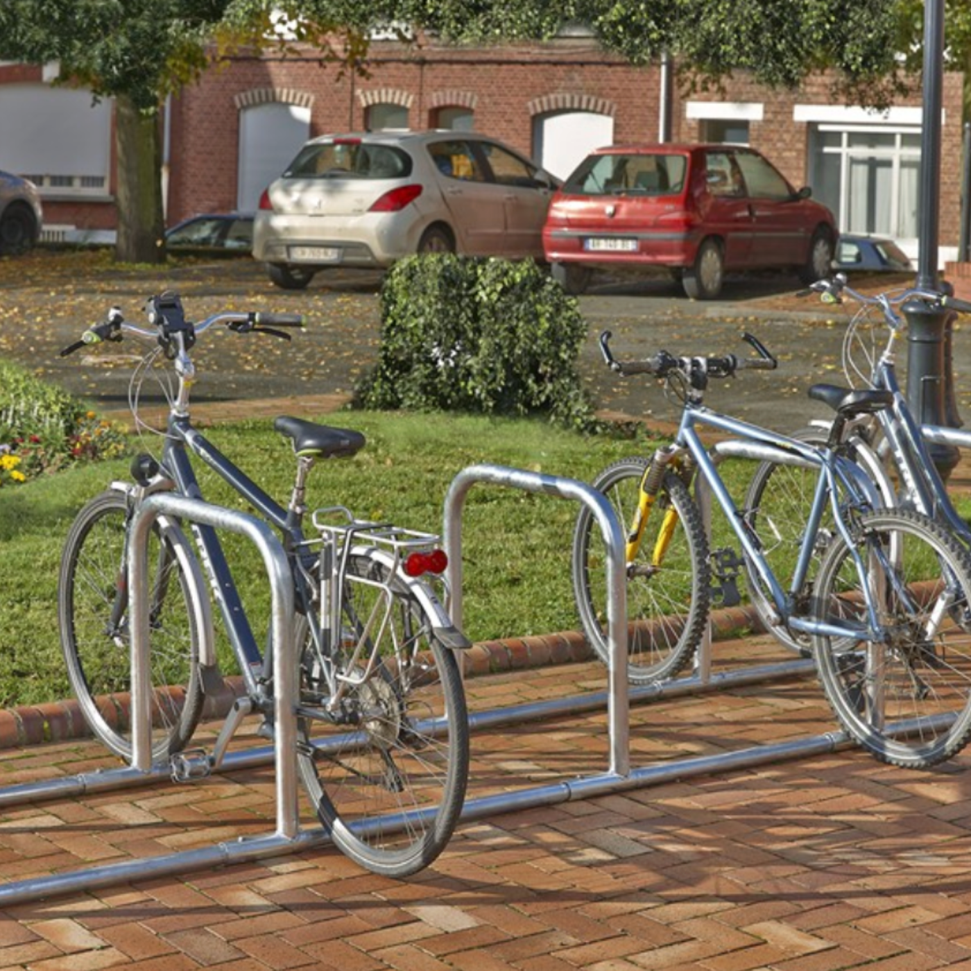 moto sur les arceaux à vélo