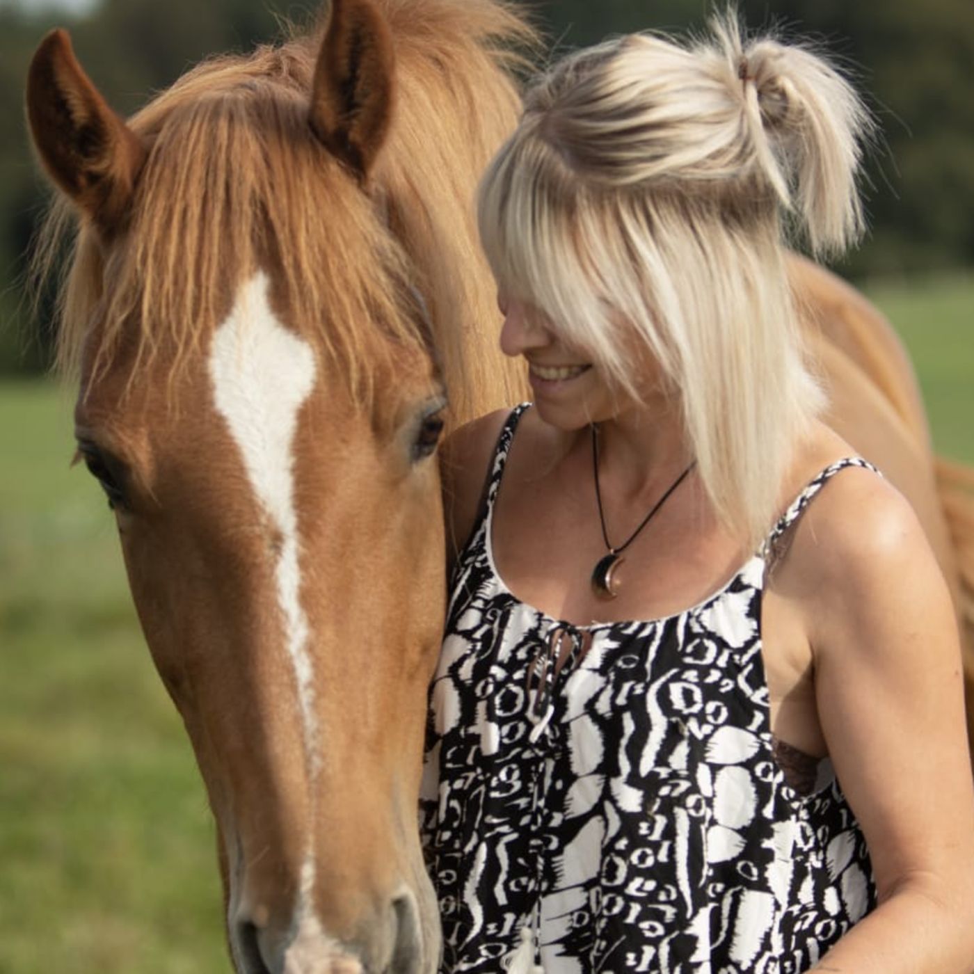 Stéphanie, semeuse de paillettes en maison de retraite